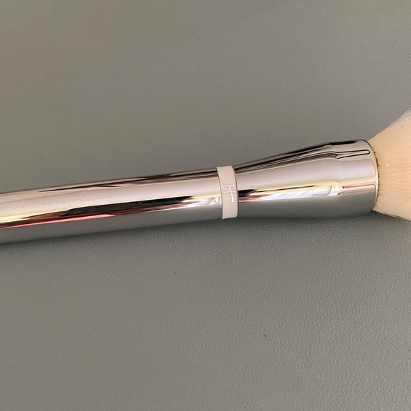 NEW IT Cosmetics Heavenly Skin Skin-Smoothing Complexion Brush #704 - Picture 1 of 5